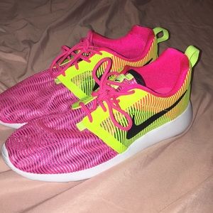 Women’s Nike brand new no tag ! LIMITED EDITION
